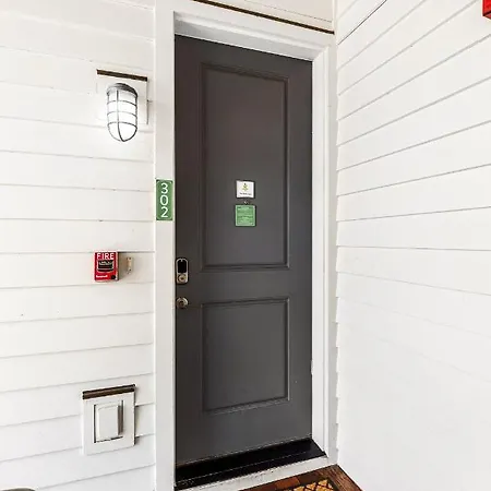 The Azalea Suite At 124 Spring Charleston Exterior photo